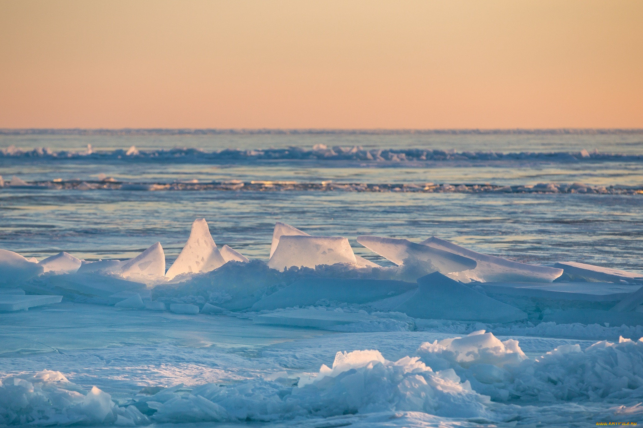 Океан покрытый льдом. Охотское море зима. Карское море ледники. Зимний океан. Красивое зимнее море.